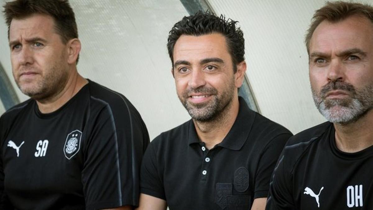 Sergio Alegre, Xavi y Òscar Hernández, en el primer partido del cuadro técnico del Al Sadd en Palamós (julio 2019)