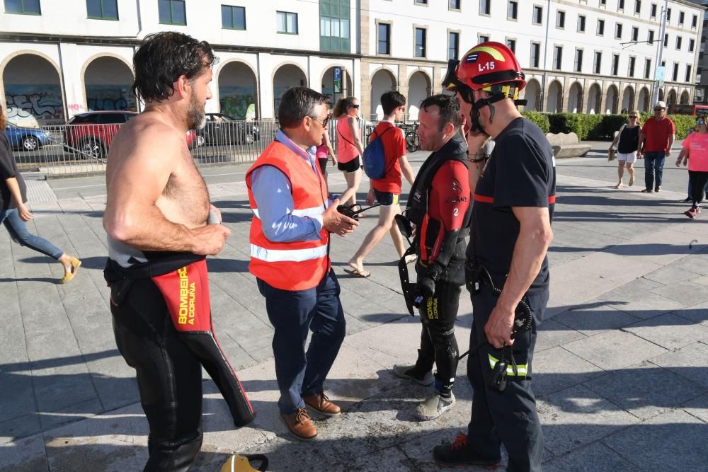 El hombre, de entre 50 y 60 años, llevaba varias horas en el agua cuando fue rescatado.