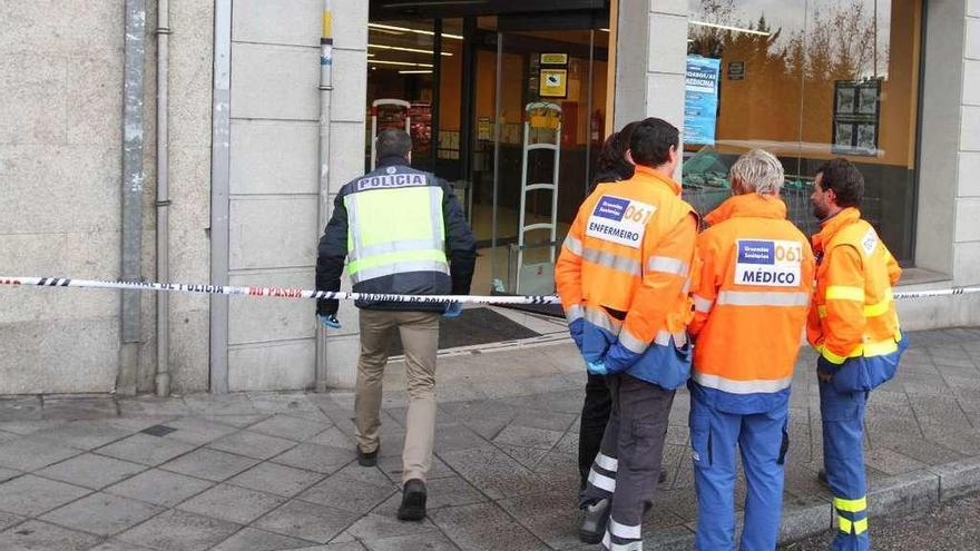 Un agente entra en el local tras el incidente. En el recuadro, la escopeta y mochila del autor.  // I. Osorio