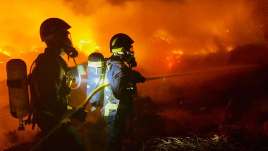 Localizan a un hombre que quemó diez contenedores de residuos en Tenerife