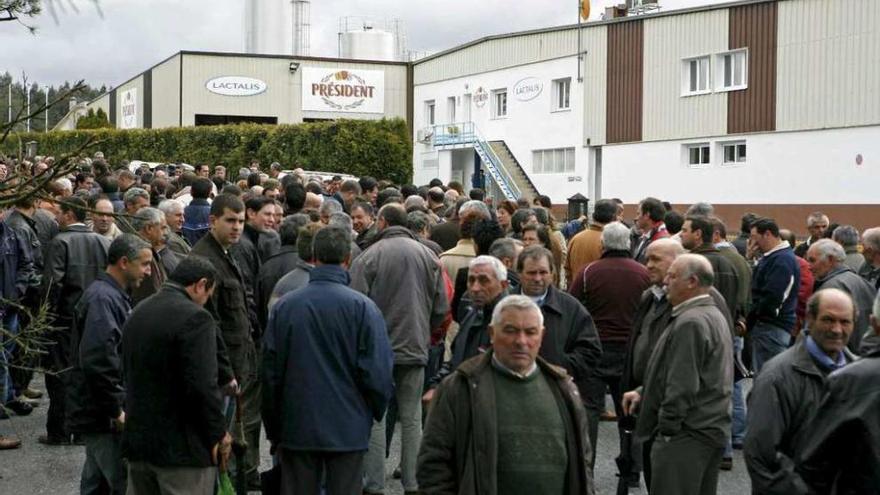 Protesta de ganaderos en una fábrica de Lactalis en 2006.