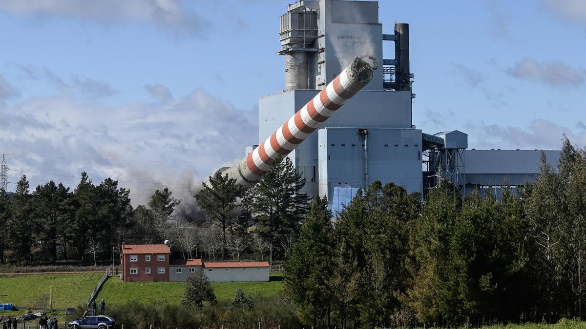 Voladura de la chimenea de la central térmica de Meirama, en Cerceda (A Coruña).