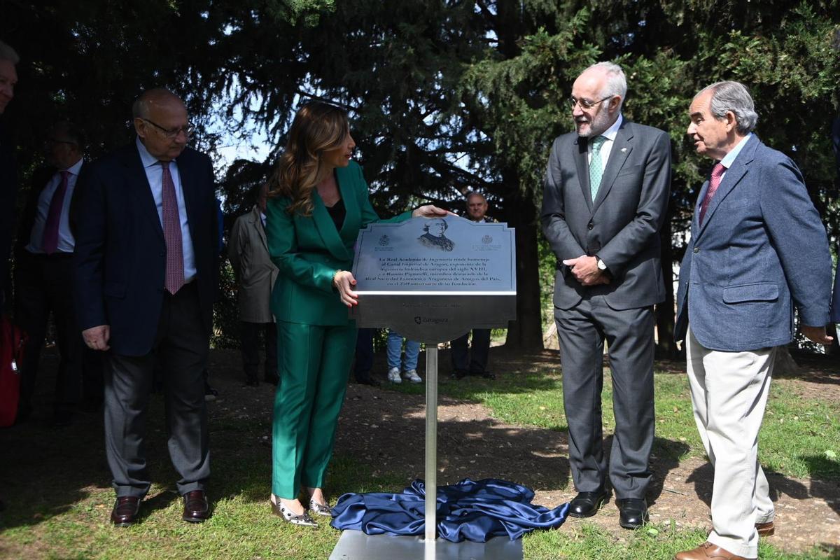 Una placa recuerda a Ramón de Pignatelli en el Canal de Zaragoza.