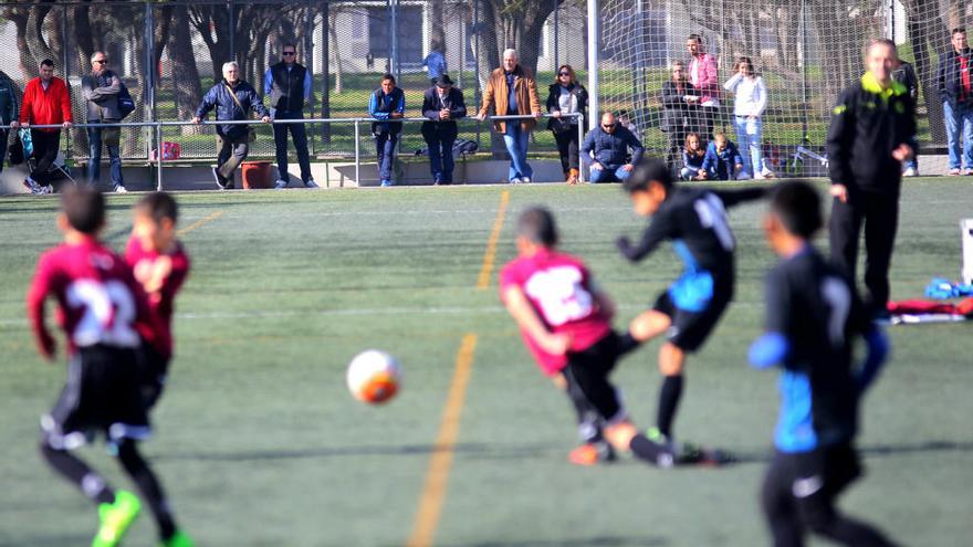 Los niños que practican fútbol mantienen mejor la atención