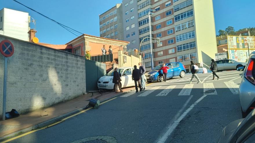 Se lleva por delante un semáforo y deja sin señalización una rotonda en Travesía de Vigo