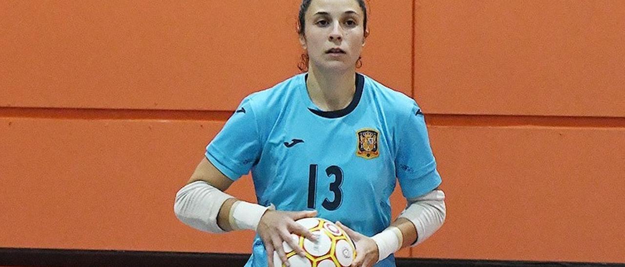 Cristina García, en un partido con la selección.