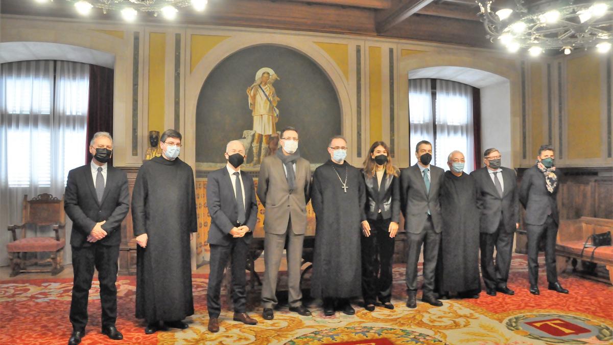 Representants de Cellnex i del santuari, amb l&#039;abat al capdavant, després de la signatura de l&#039;acord