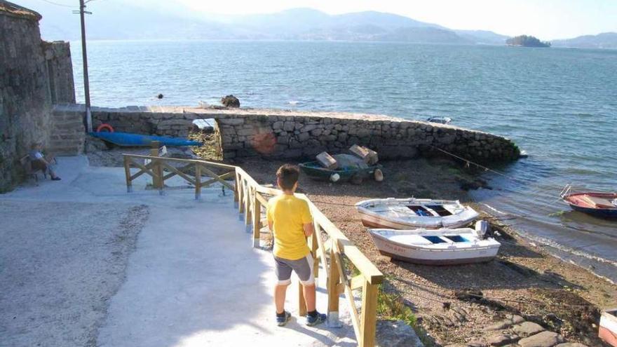 Un chico observa el muelle de A Portela, ayer, tras las obras de rehabilitación. // Faro
