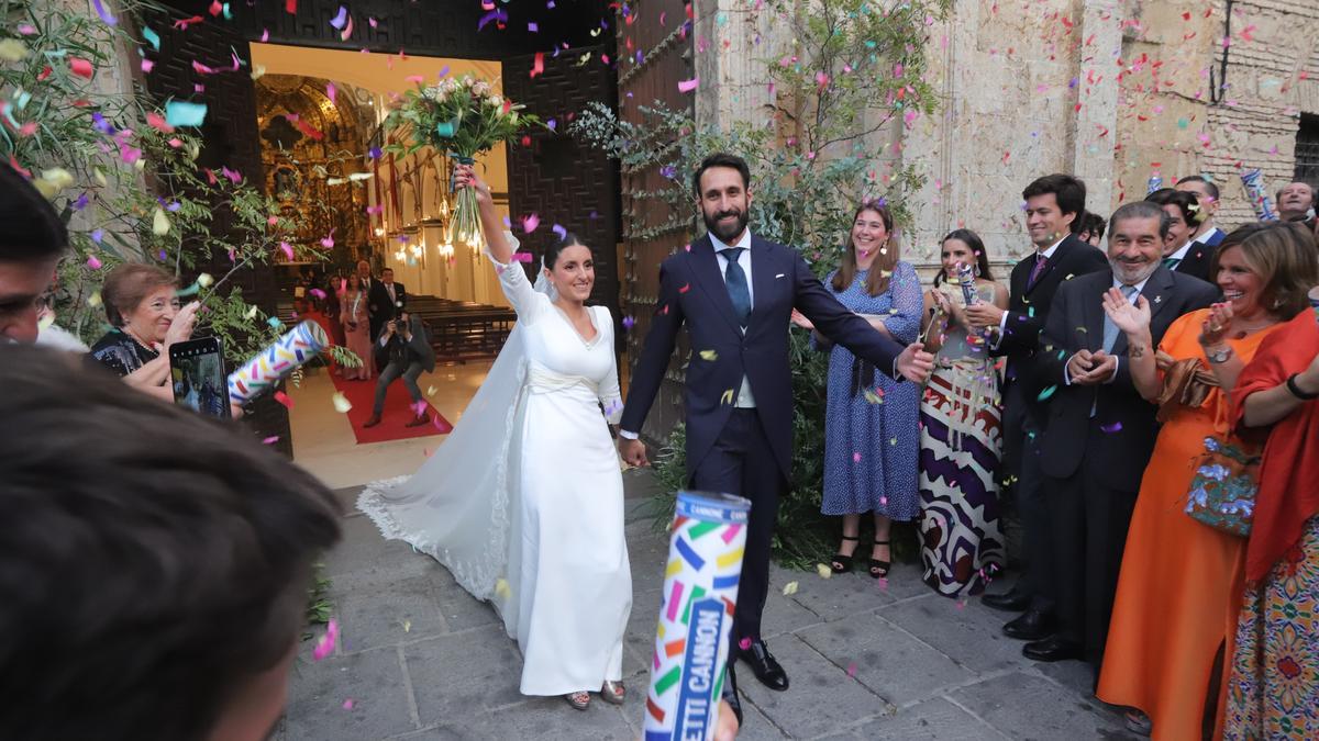 Los invitados de una boda lanzan confeti a la salida de los novios.