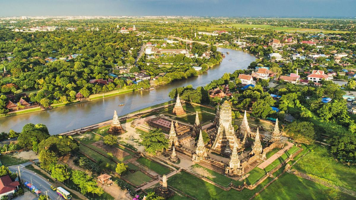 Vista del templo budista Wat Chaiwatthanaram, uno de los principales monumentos históricos de Ayutthaya, antigua capital del Reino de Siam