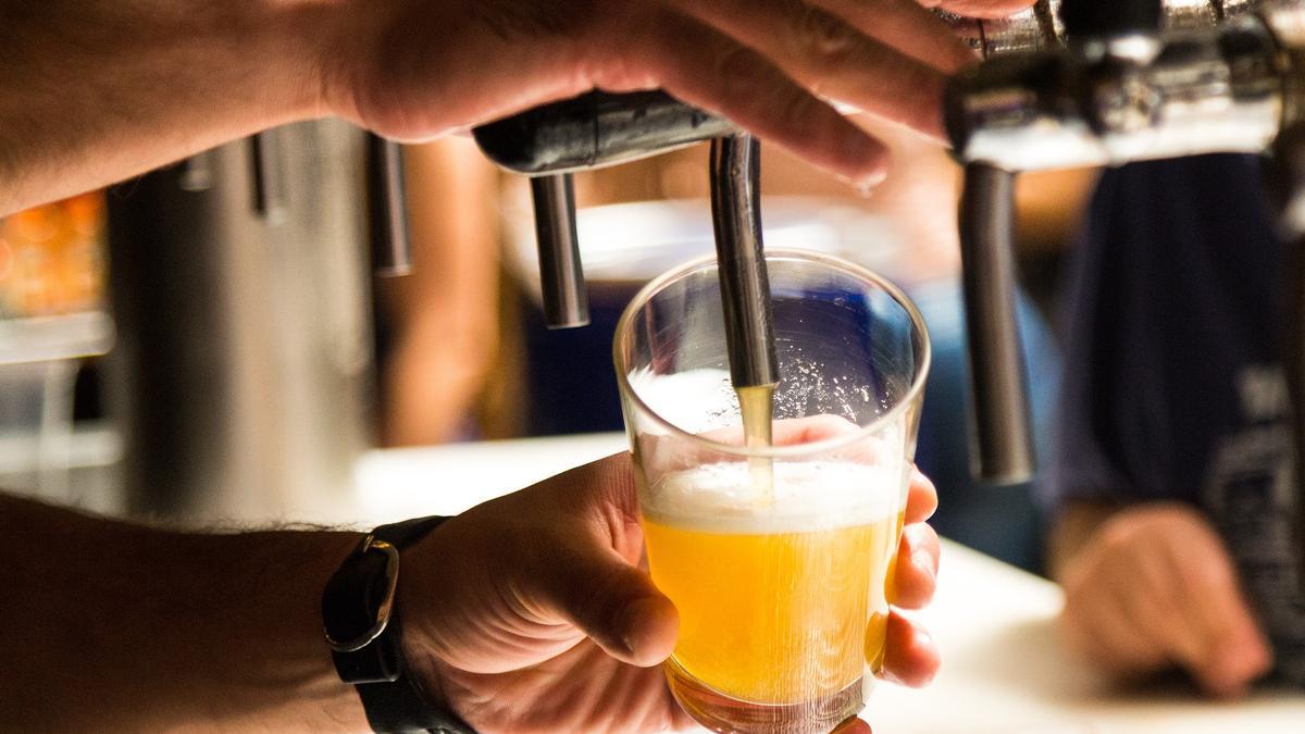 Cerveza tirada en un bar, imagen de archivo