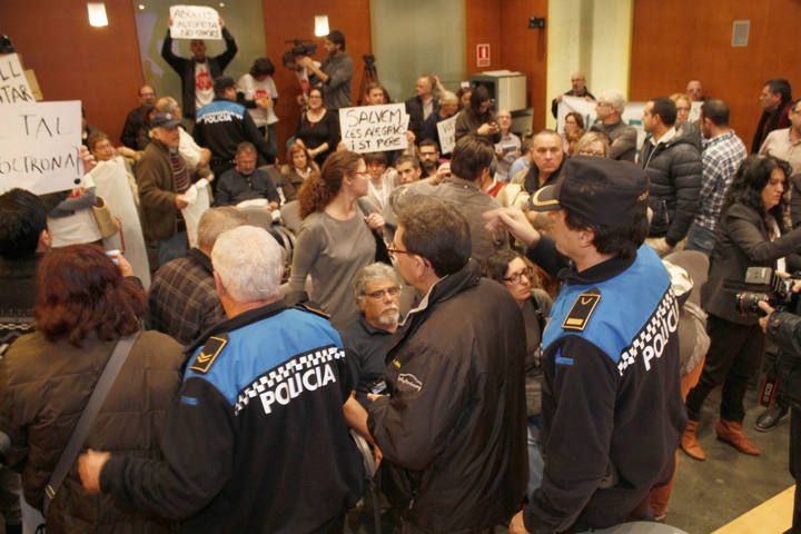 Els opositors a la C-32 interrompen el ple de Lloret