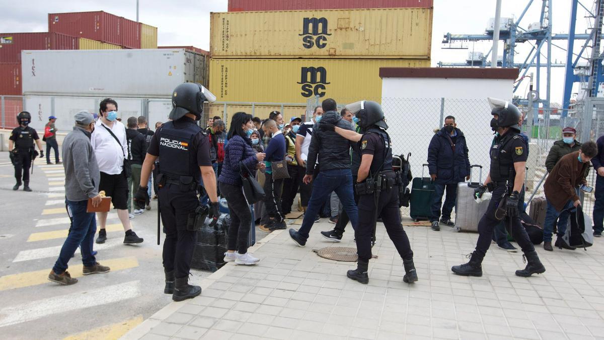 Las imágenes de los altercados en el Puerto de Alicante por el ferry a Orán