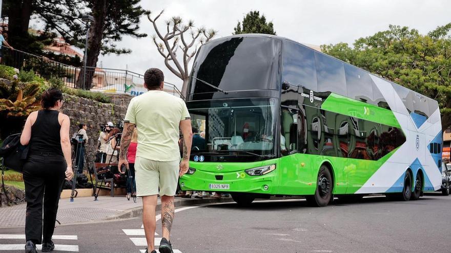 Tenerife pone en marcha su primera guagua de dos pisos para reforzar el norte