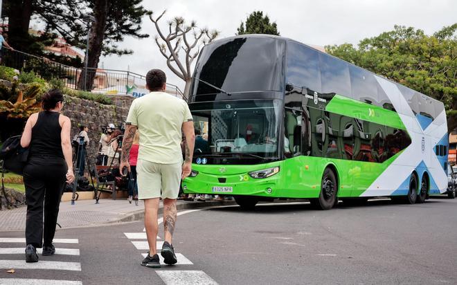 Tenerife pone en marcha su primera guagua de dos pisos para reforzar el norte