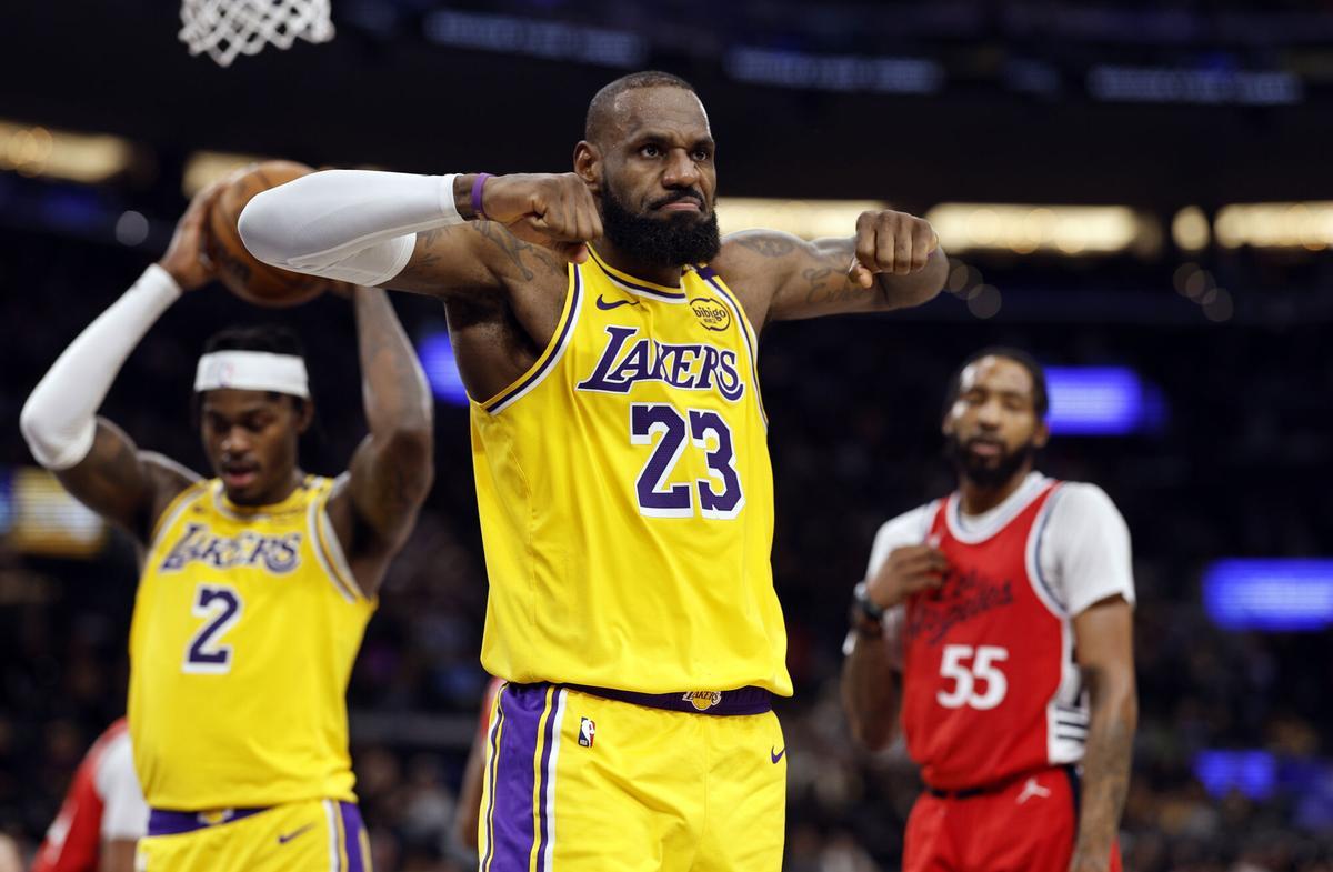 Lebron James, con su clásico gesto tras anotar una canasta.