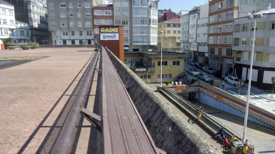 Cubierta sobre el mercado de Monte Alto, plaza inferior y &#039;parking&#039;, con la escuela infantil municipal al fondo.