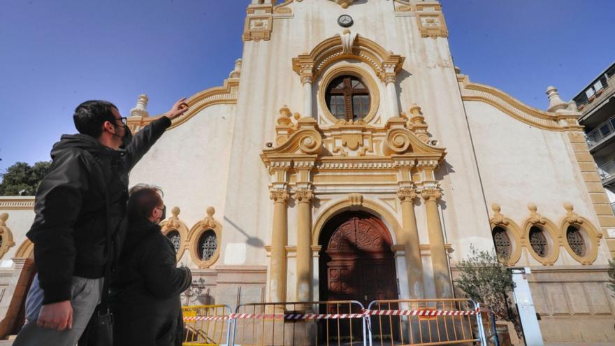 Una caída de cascotes lleva a cerrar el acceso a la iglesia de  Begoña del Port