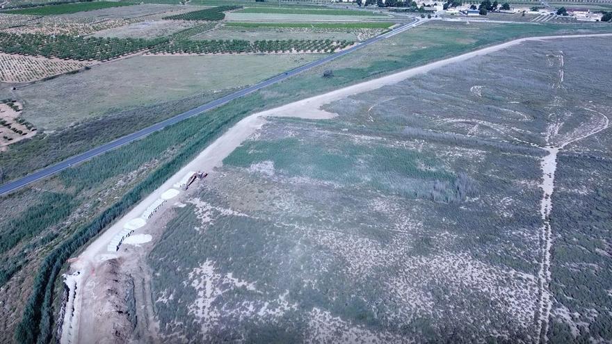 Vista aérea del impacto de las obras que se están realizando en el humedal del Prado-Rodriguillo de Pinoso.