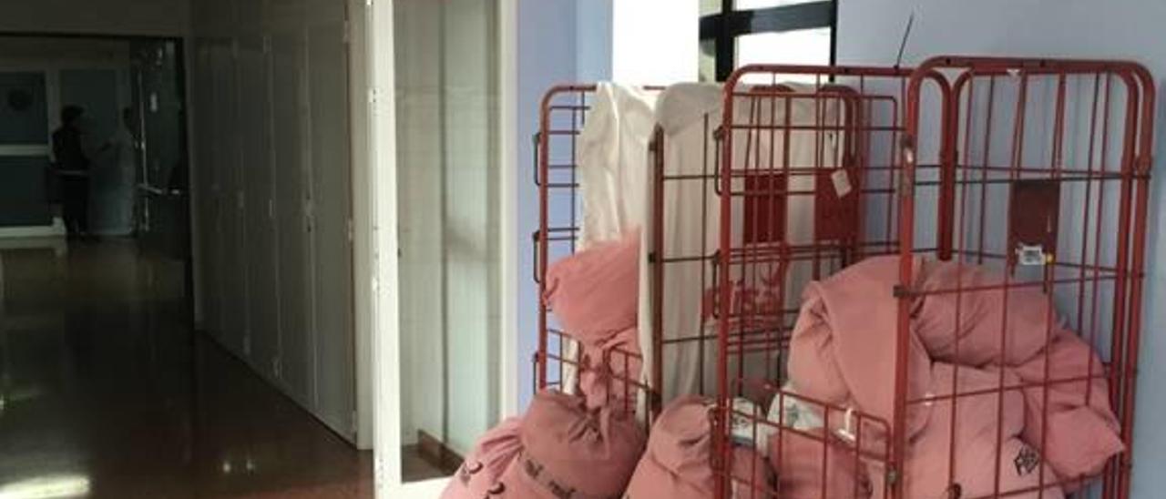 Inspección investiga sacos con ropa sucia de pacientes en los pasillos del Hospital