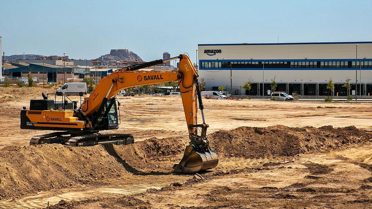 La maquinaria ya prepara el terreno en la parcela donde Mercadona construirá su «colmena» en Alicante.  | RAFA ARJONES