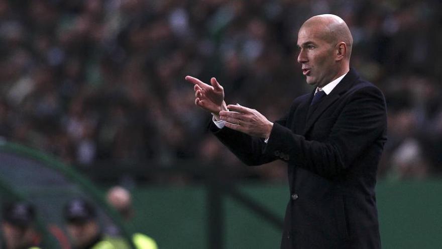 Zidane da instrucciones durante el partido en Lisboa.