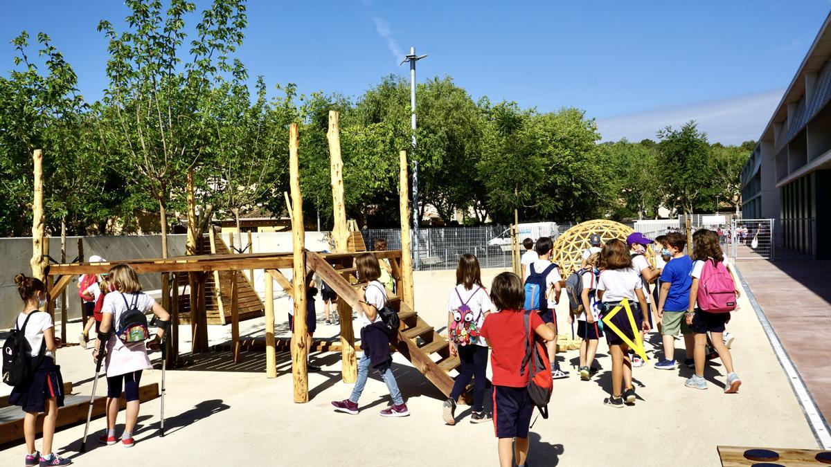 En colaboración con Ludoteca de Jardi, se han creado espacios educativos al aire libre donde satisfacer necesidades auténticas de juego y desarrollo psicomotor