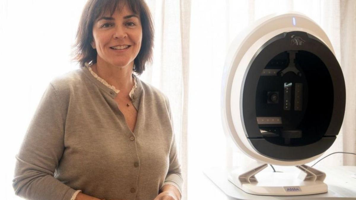 Noèlia Jiménez, en una sala de tractament de Dermika Longevity.