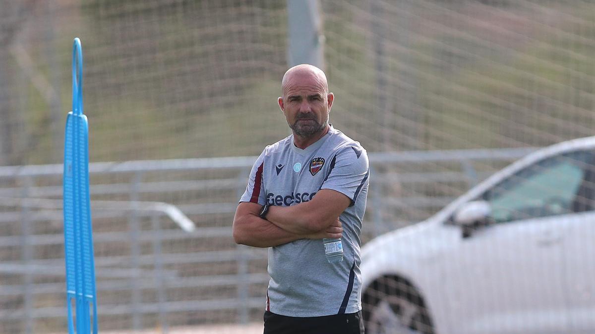 Paco López durante un entrenamiento del Levante.