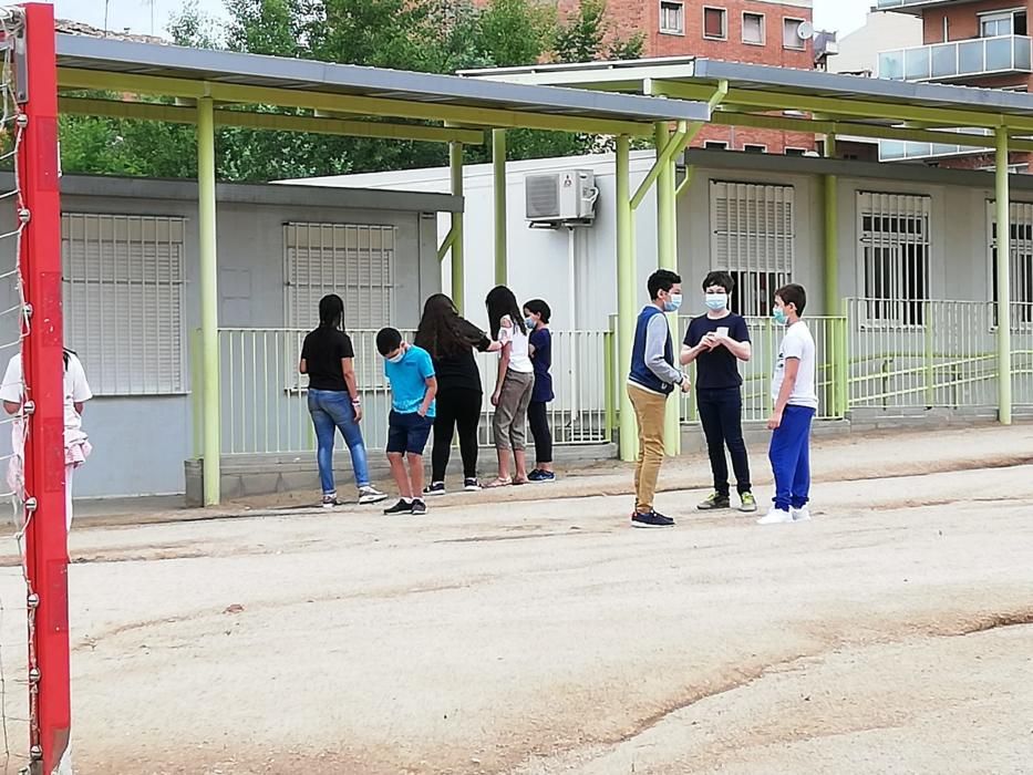 Alumnes al pati de l'escola Valldaura de Manresa.