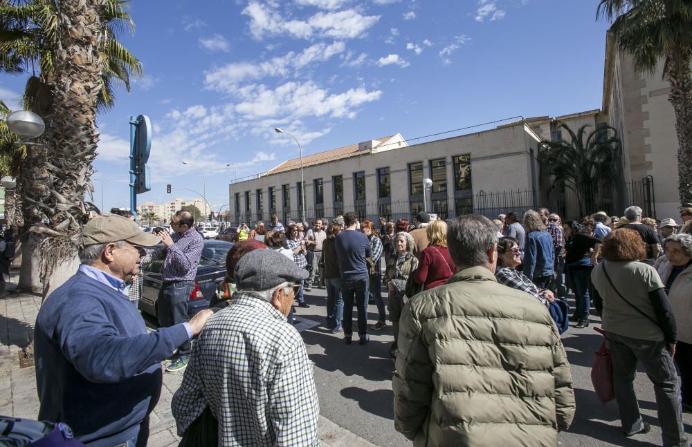 Los vecinos de Benalúa se oponen a convertir el asilo en un centro privado.