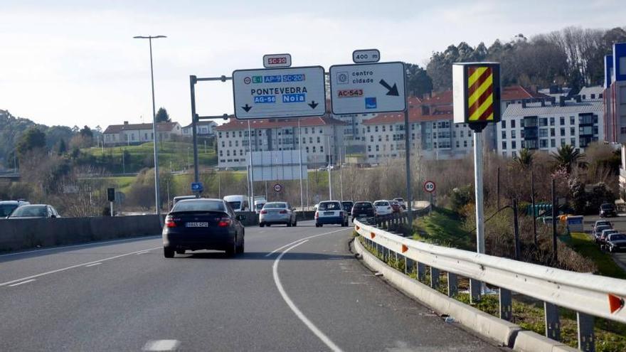 Un conductor se baja del coche en plena circunvalación para romper a martillazos un radar en Santiago