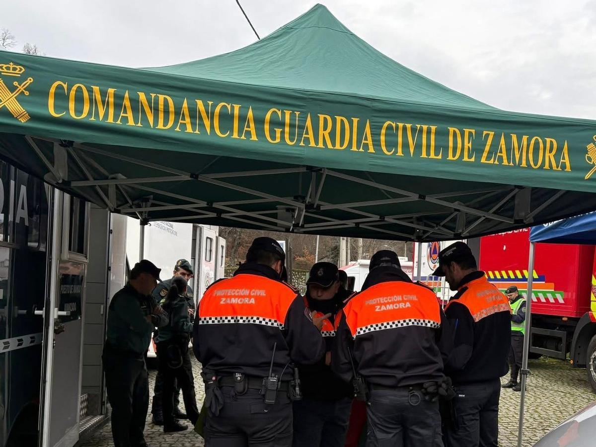 Efectivos de Protección Civil y de la Guardia Civil de Zamora.