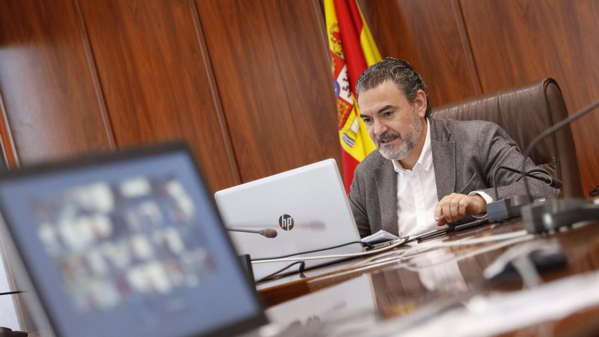 El alcalde de l&#039;Alfàs, durante el pleno de presupuestos, que se ha celebrado de forma telemática.