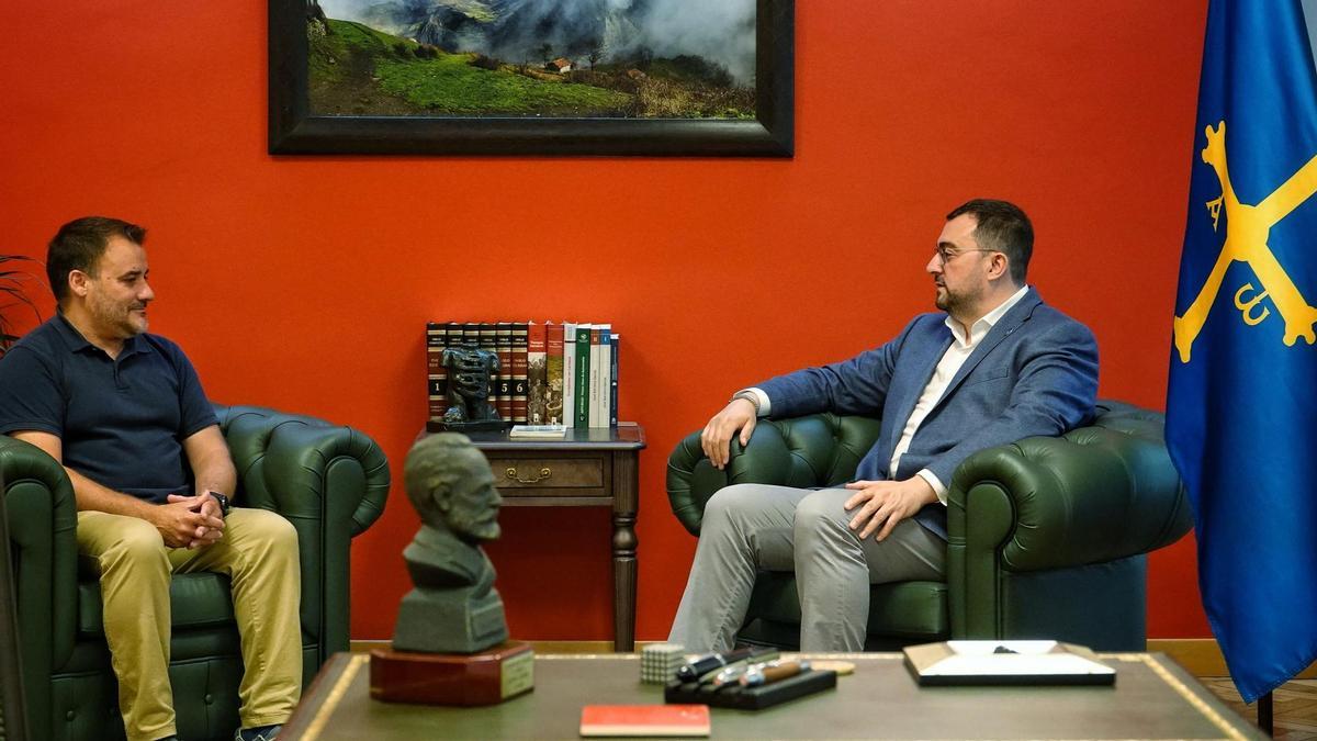 Iván López Reguero durante el encuentro con Adrián Barbón.