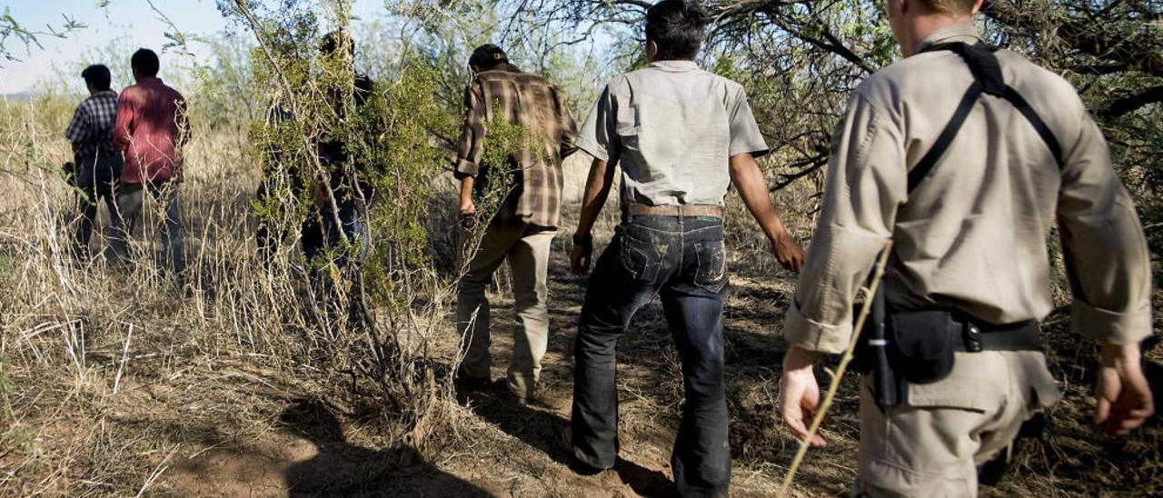 Un grupo de inmigrantes arrestados por la policía de fronteras norteamericana en Arizona.