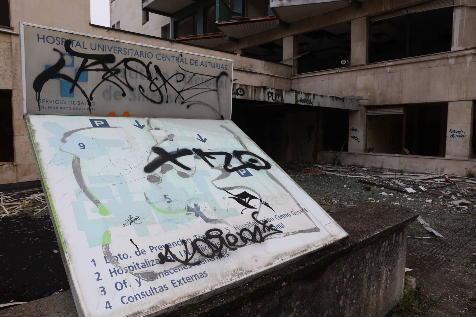 Viejo HUCA. Recorrido por cómo está el viejo hospital.