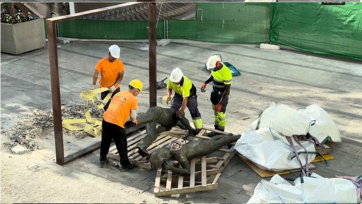 La retirada de las figuras de la Plaça de Dalt este miércoles.