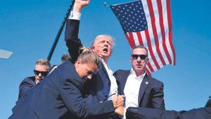 Donald Trump levanta el puño tras recibir el disparo en la oreja en el mitin del pasado sábado.