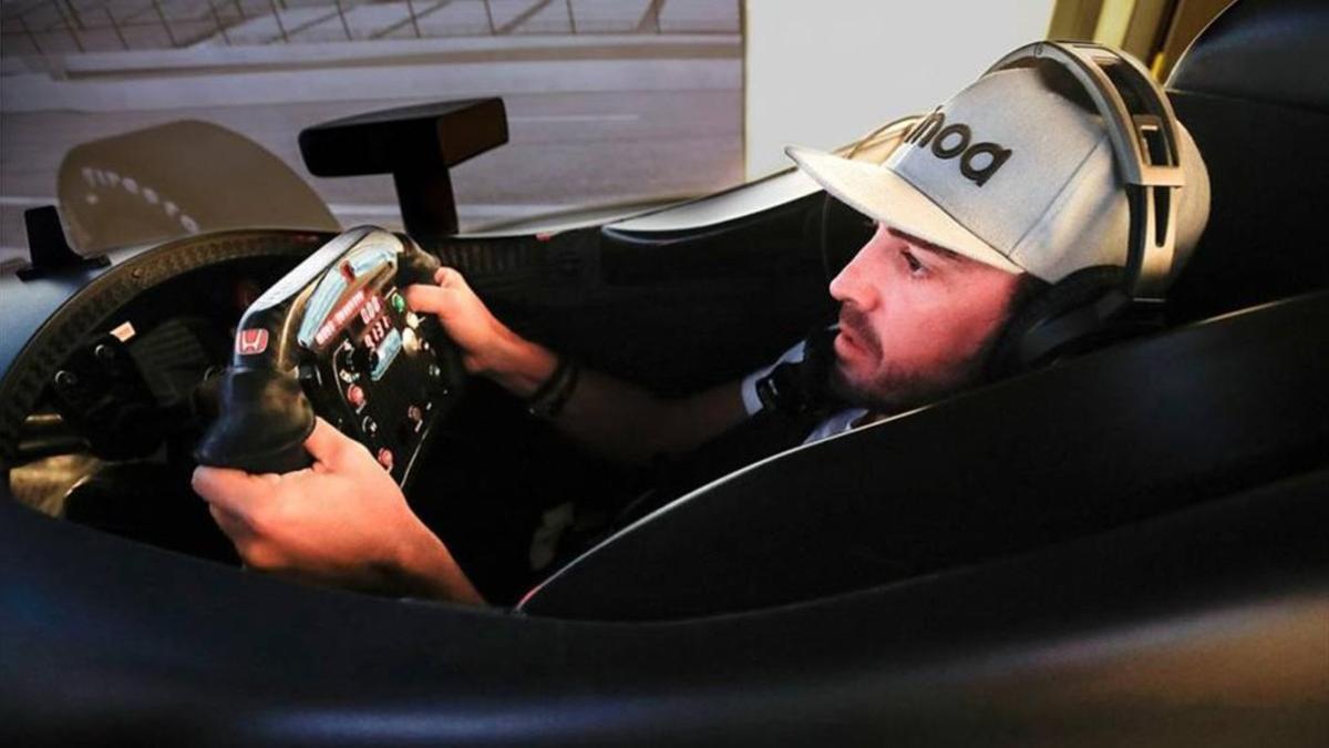 Fernando Alonso con el simulador de la Indycar