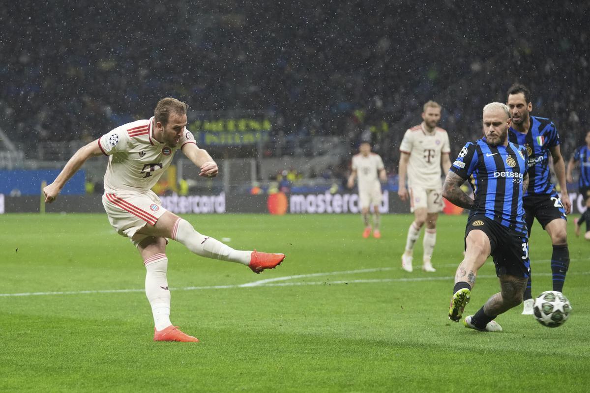 Bayern's Harry Kane, left, scores his side's opening goal during the Champions League quarterfinal second leg soccer match between Inter Milan and Bayern Munich at the San Siro stadium in Milan, Italy, Wednesday, April 16, 2025. (AP Photo/Antonio Calanni)