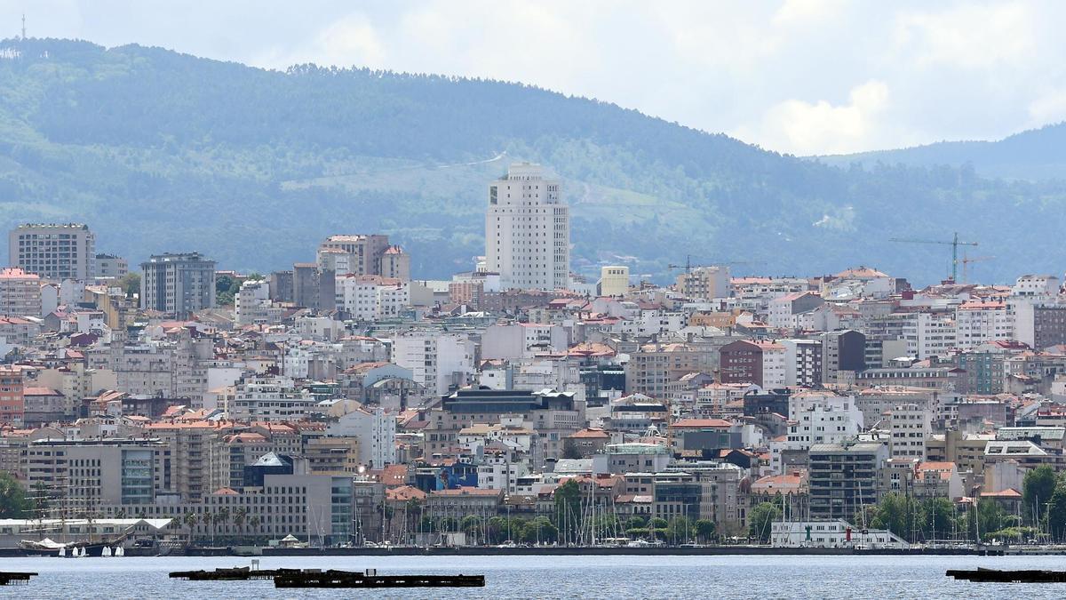 Edificios de la ciudad, con la ría en primer término.