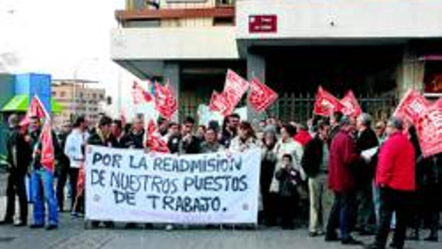 Trabajadores de mantenimiento de las bases militares protestan por el despido de diez compañeros