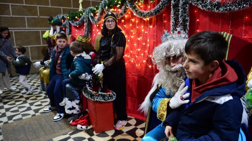 Colas para dar las cartas a los Reyes Magos en Plasencia