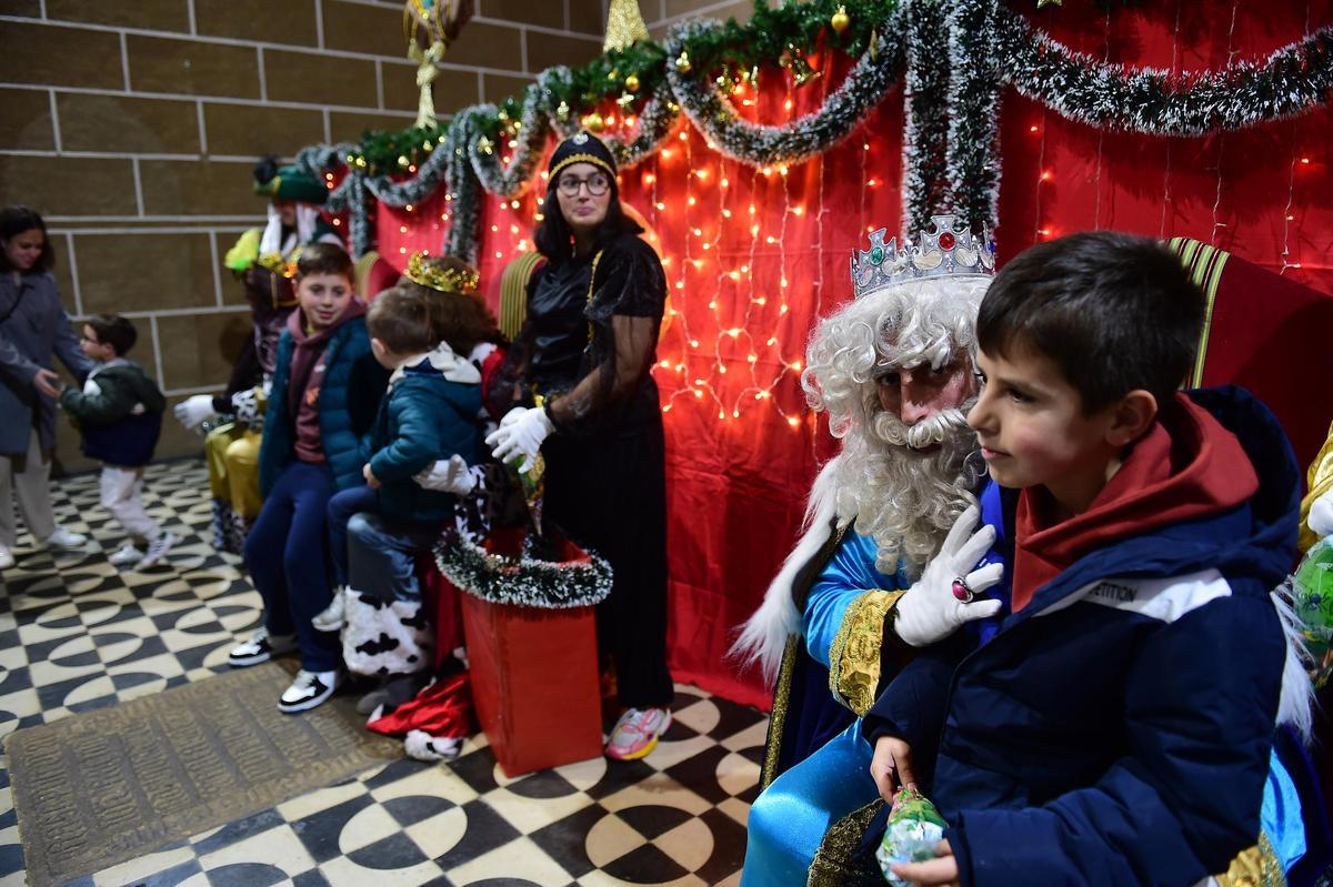 Niños con los Reyes Magos, en Plasencia.