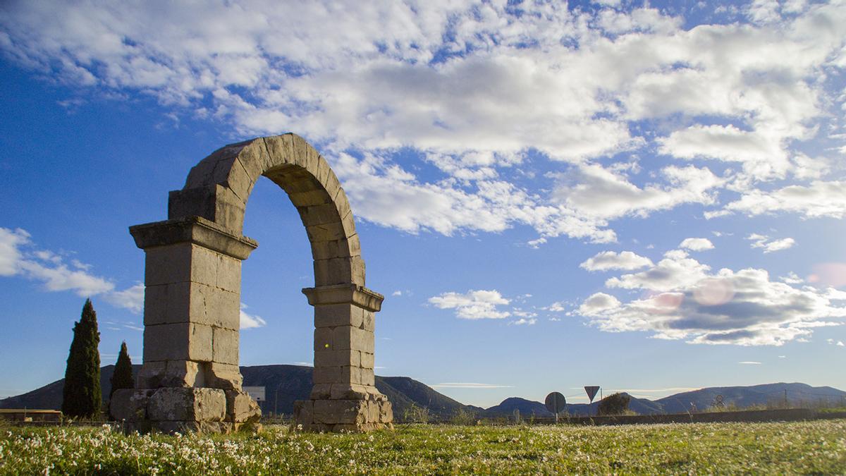 Cabanes cuenta con espacios únicos como el arco romano.
