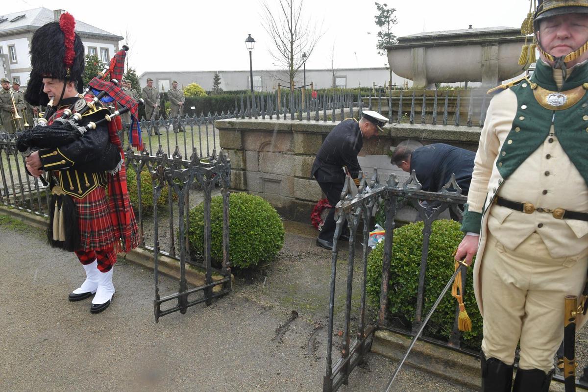 Aniversario de la Batalla de Elviña: ofrenda floral a Sir John Moore en el jardín de San Carlos