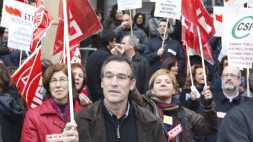 Más de un centenar de personas se concentró ayer ante la consejería de Sanidad.