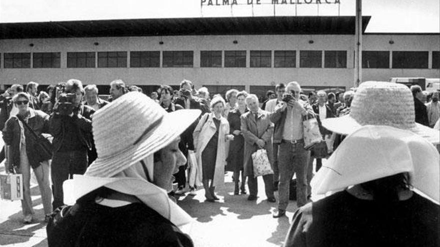 Erste Mallorca-Reise nach dem Mauerfall: DDR-Bürger bei der Ankunft in Palma 1990.