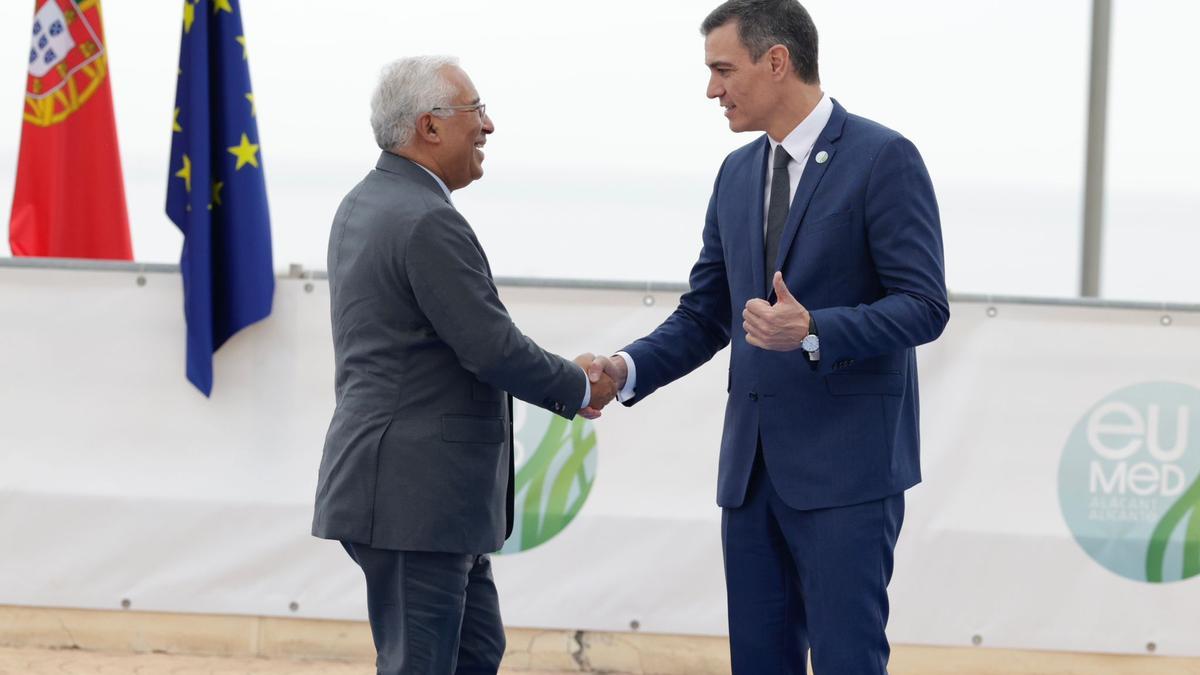 El presidente del Gobierno, Pedro Sánchez, saluda a su homólogo portugués, António Costa, en la Cumbre Euromediterránea celebrada hoy en Alicante.